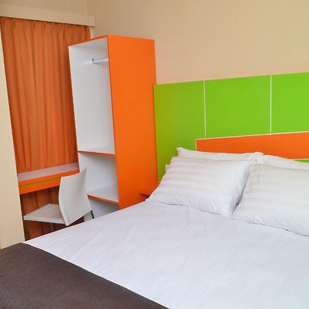 Отель Titanium Express Homtel Джакарта Экстерьер фото