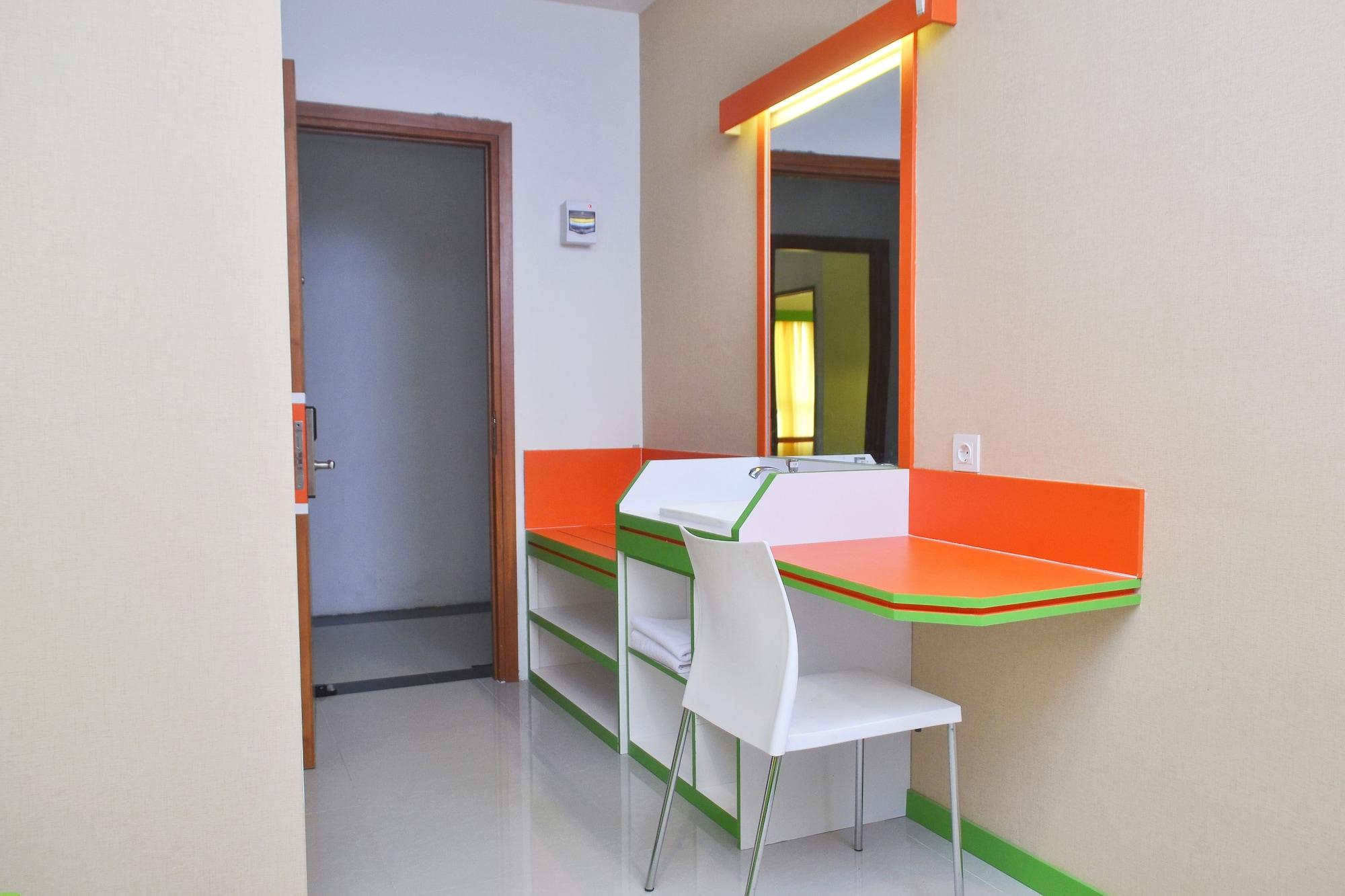 Отель Titanium Express Homtel Джакарта Экстерьер фото