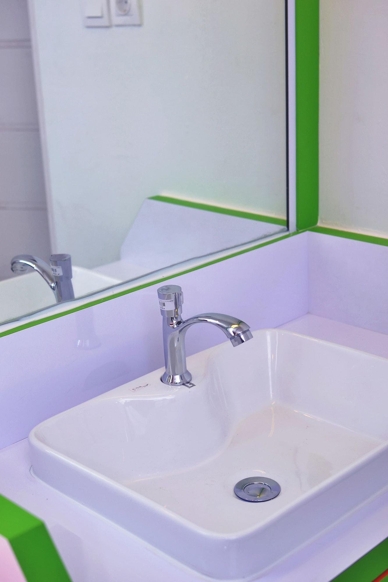 Отель Titanium Express Homtel Джакарта Экстерьер фото