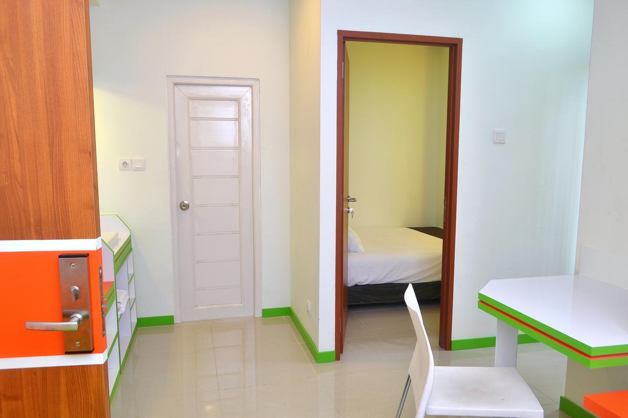 Отель Titanium Express Homtel Джакарта Экстерьер фото